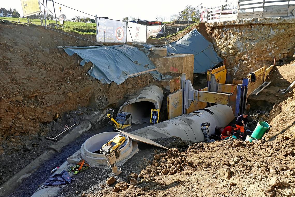 Beim Blechbergele werden derzeit 80 Zentimeter dicke Rohre unter der B 14 hindur...