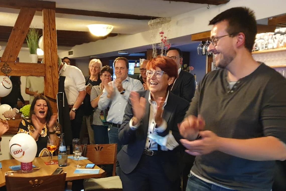Beim Blick auf die Stimmverteilung der Erststimme im Wahlkreis Backnang/Schwäbisch Gmünd, freut sich CDU-Kandidatin Inge Gräßle. Foto: F. Muhl