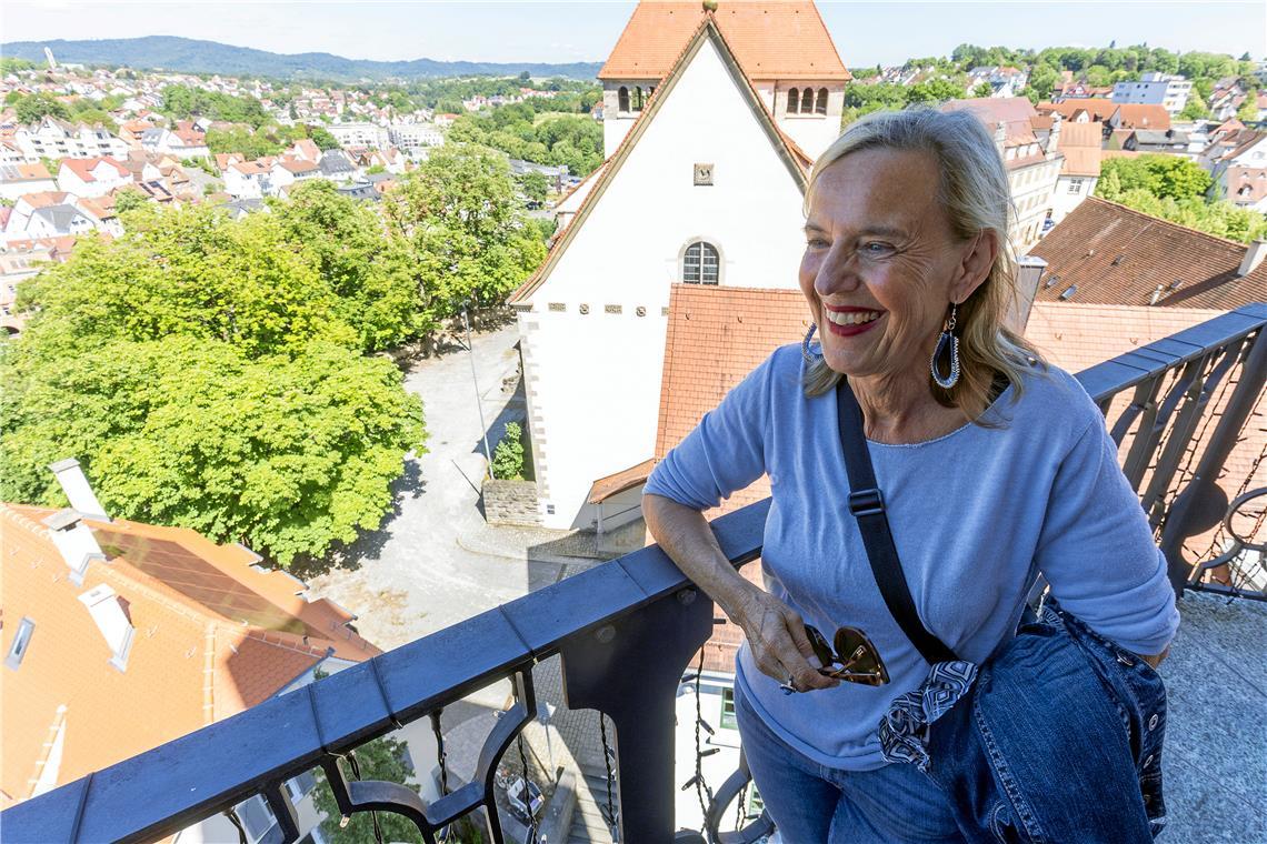 Beim Blick vom Stadtturm kann Annedore Bauer-Lachenmaier in der Ferne ihr Wohnhaus erahnen. Fotos: Alexander Becher