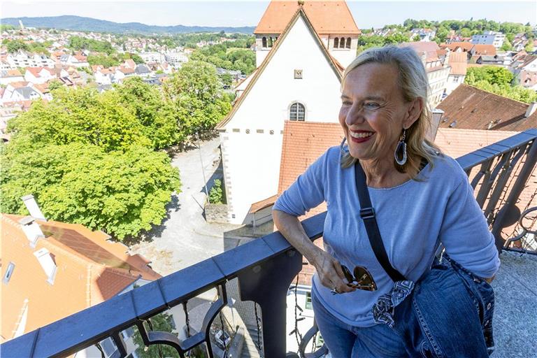 Beim Blick vom Stadtturm kann Annedore Bauer-Lachenmaier in der Ferne ihr Wohnhaus erahnen. Fotos: Alexander Becher