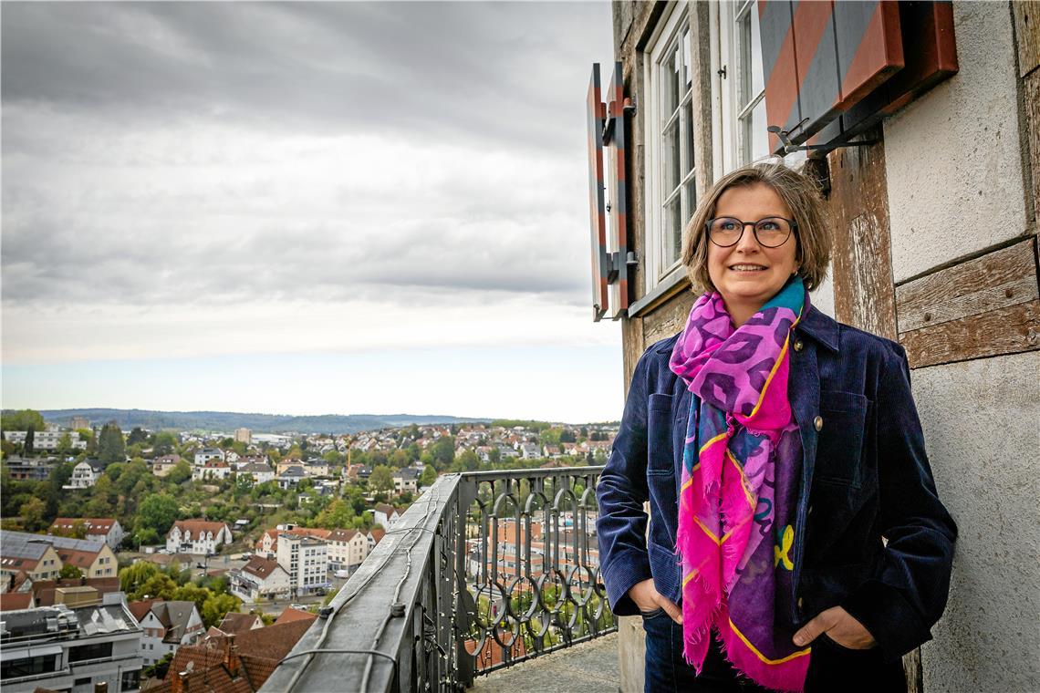 Beim Blick vom Turm entdeckt Stefanie Lachenmann viele Backnanger Haushalte, in denen sie bereits zur Pflege und Unterstützung war. Fotos: Alexander Becher