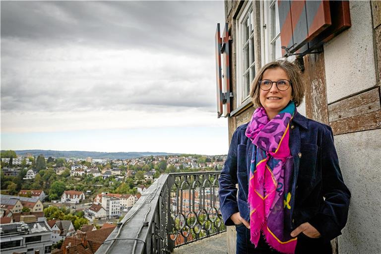 Beim Blick vom Turm entdeckt Stefanie Lachenmann viele Backnanger Haushalte, in denen sie bereits zur Pflege und Unterstützung war. Fotos: Alexander Becher