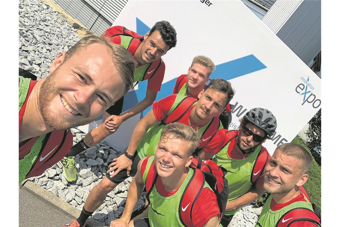 Beim Boot-Camp bereits mittendrin: Eric Hottmann (Dritter von links). Der siebte SG-Zugang lernte gestern in einer Gruppe mit Korbinian Burger, Kapitän Julian Leist, Constantin Frommann, Philipp Hercher, Timo Röttger und Dennis Slamar (von links) per Fahrrad die Region kennen.Foto: SG94