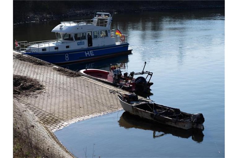 Beim Brand eines Motorbootes am Sonntagmorgen im Rheinhafen von Wiesbaden-Schierstein ist ein siebenjähriges Mädchen ums Leben gekommen. Foto: Marvin Filipovic/5vision.media/dpa