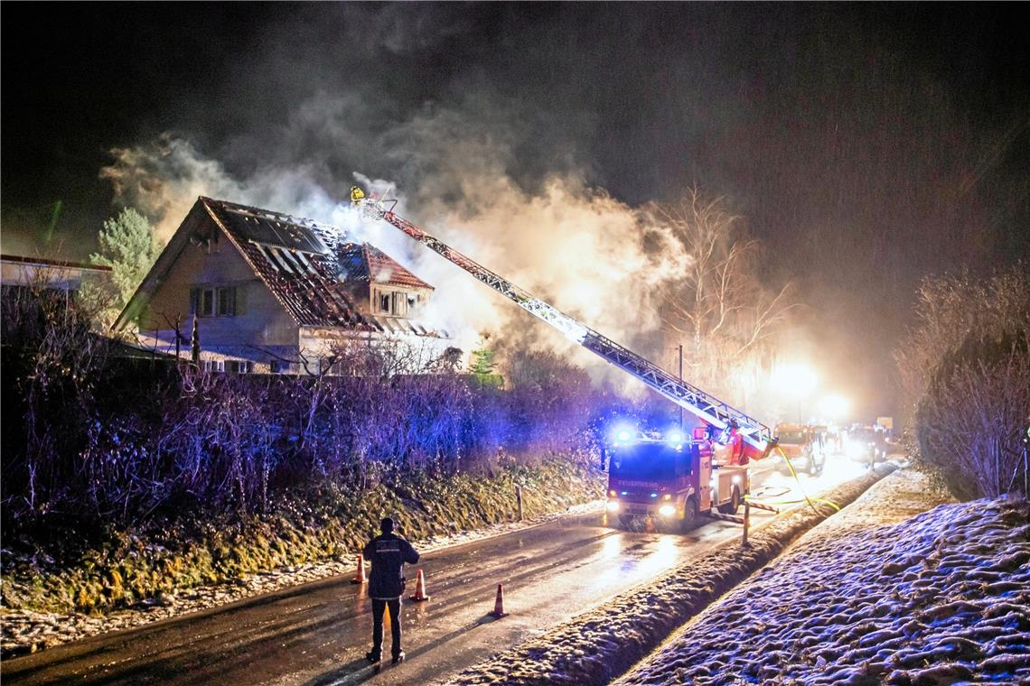 Beim Brand in dem Kirchenkirnberger Einfamilienhaus kam die Drehleiter zum Einsatz. Einige Zeit war die Fahrbahn deshalb gesperrt und eine Umleitungsstrecke eingerichtet. Fotos: 7aktuell/Simon Adomat