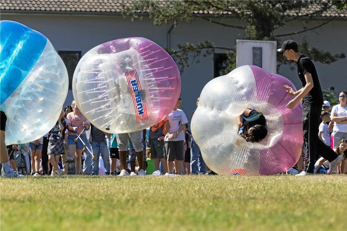 Beim „Bubble Soccer“ stülpen sich die Spieler eine aufblasbare Kugel über ihren Oberkörper und spielen damit Fußball. Fotos: Alexander Becher