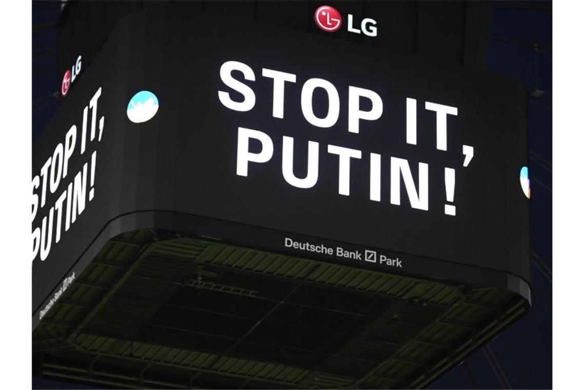 Russland im Weltsport isoliert Beim Bundesliga-Spiel Eintracht Frankfurt gegen den FC Bayern München wurden auf dem Videowürfel die Worte „Stop it, Putin!“ eingeblendet. Foto: Arne Dedert/dpa