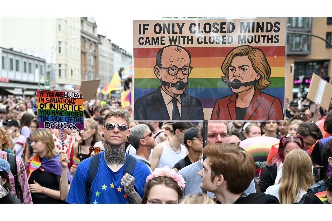 Beim Christopher Street Day (CDS) in Berlin trugen einige Teilnehmer satirische Plakate, auf denen Bundeskanzler Friedrich Merz (CDU) und Bundestagspräsidentin Julia Klöckner (CDU) zu sehen waren. (Archivfoto)