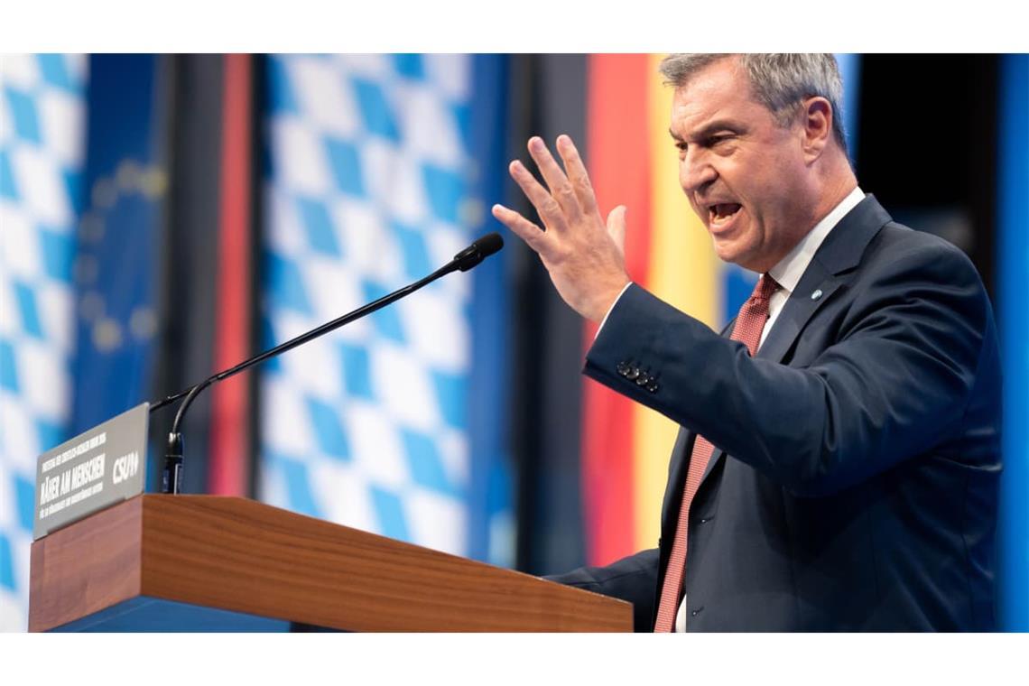 Beim CSU-Parteitag schießt Söder deutlich gegen Links und Rechts. Die Linke nennt er „Honecker 2.0“.