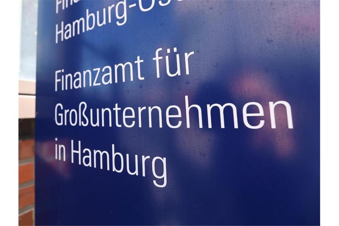 Medien: Schaden im „Cum-Ex“-Skandal höher als gedacht Beim Cum-Ex-Skandal schafften Investoren es, Steuerbehörden so zu verwirren, dass diese mehr Steuern erstatteten, als sie zuvor eingenommen hatten. Foto: Bodo Marks/dpa