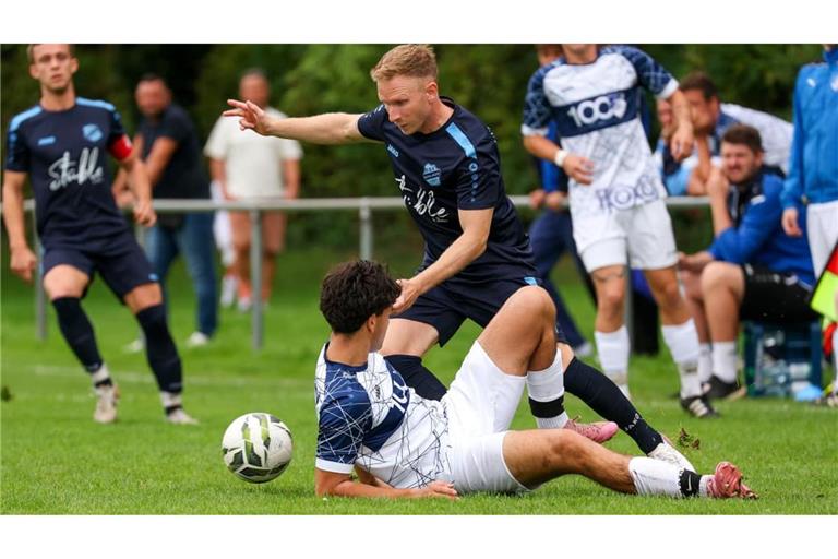 Beim Derby behielt der TSV Merklingen die Oberhand über Gastgeber TSV Münchingen: Der Merklinger Kai Woischiski (hi.) lässt den Münchinger Julian Guha links liegen.