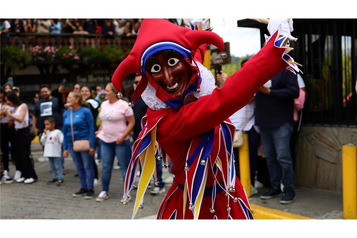 Beim Deutsch-Venezolanischen Festumzug im Rahmen der Karnevalsfeiern in Colonia Tovar ziehen Jokilis durch die Straßen.