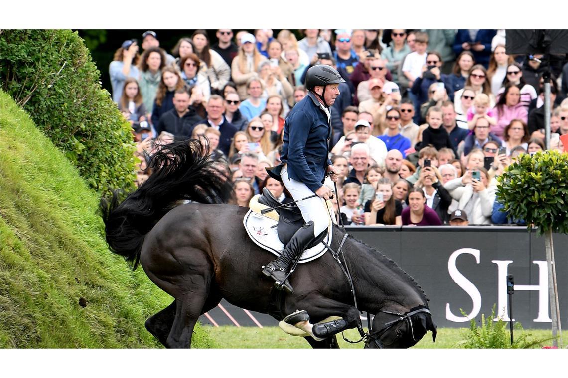 Beim Deutschen Spring- und Dressur-Derby stürzt das Pferd "Duplexx".