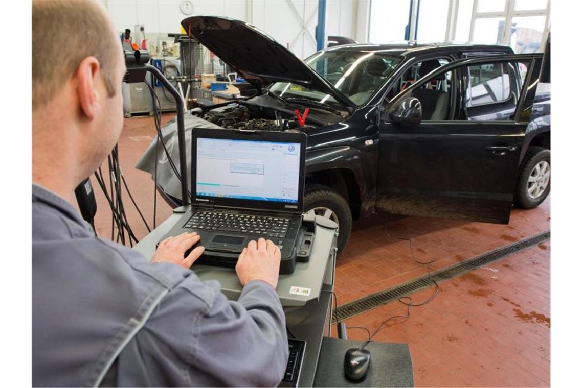 Beim Dieselgipfel 2017 hatten die deutschen Autobauer zugesagt, bei 5,3 Millionen Autos den Schadstoffausstoß durch neue Motor-Software zu senken. Foto: Julian Stratenschulte