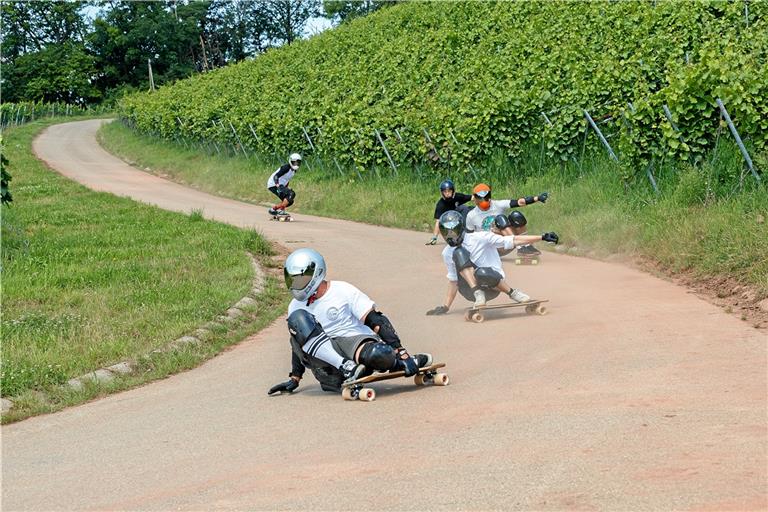 Beim Downhill-Longboarding fahren Sportler in hoher Geschwindigkeit Berge und Hügel hinunter. Dabei sind Vorsicht, die richtige Technik und gute Ausrüstung wichtig. Fotos: J. Fiedler
