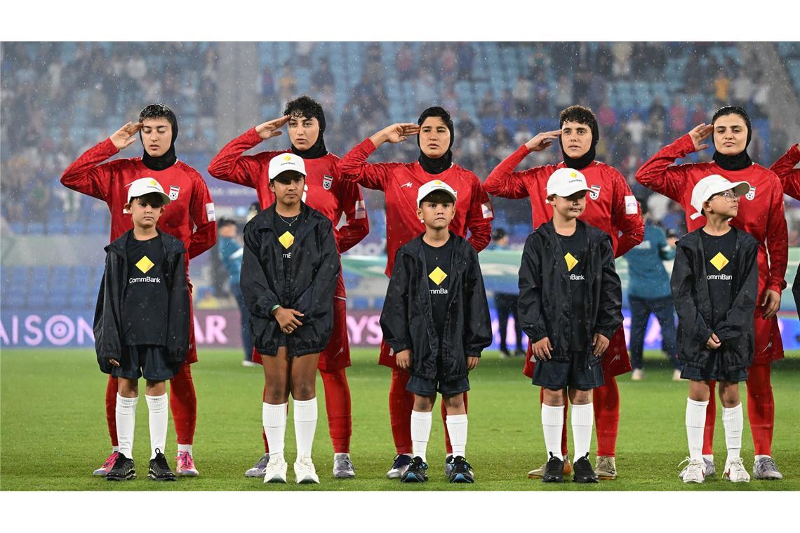 Beim dritten Gruppenspiel salutierten die iranischen Spielerinnen während der Hymne.