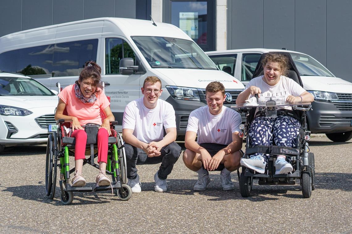Wie sozial wäre eine soziale Dienstpflicht? Beim DRK lernen die Freiwilligen auch, Berührungsängste gegenüber anderen Menschen abzubauen. Foto: NoahandJakob Medienproduktion