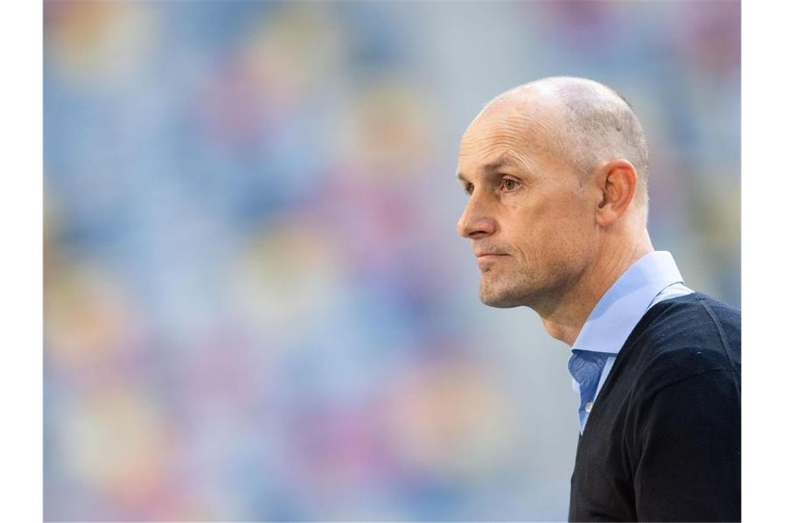 Bayer und Augsburg kämpfen um Rang vier Beim Duell mit Bayer 04 Leverkusen trifft Augsburg-Coach Herrlich auf viele alte Bekannte. Foto: Marius Becker/dpa