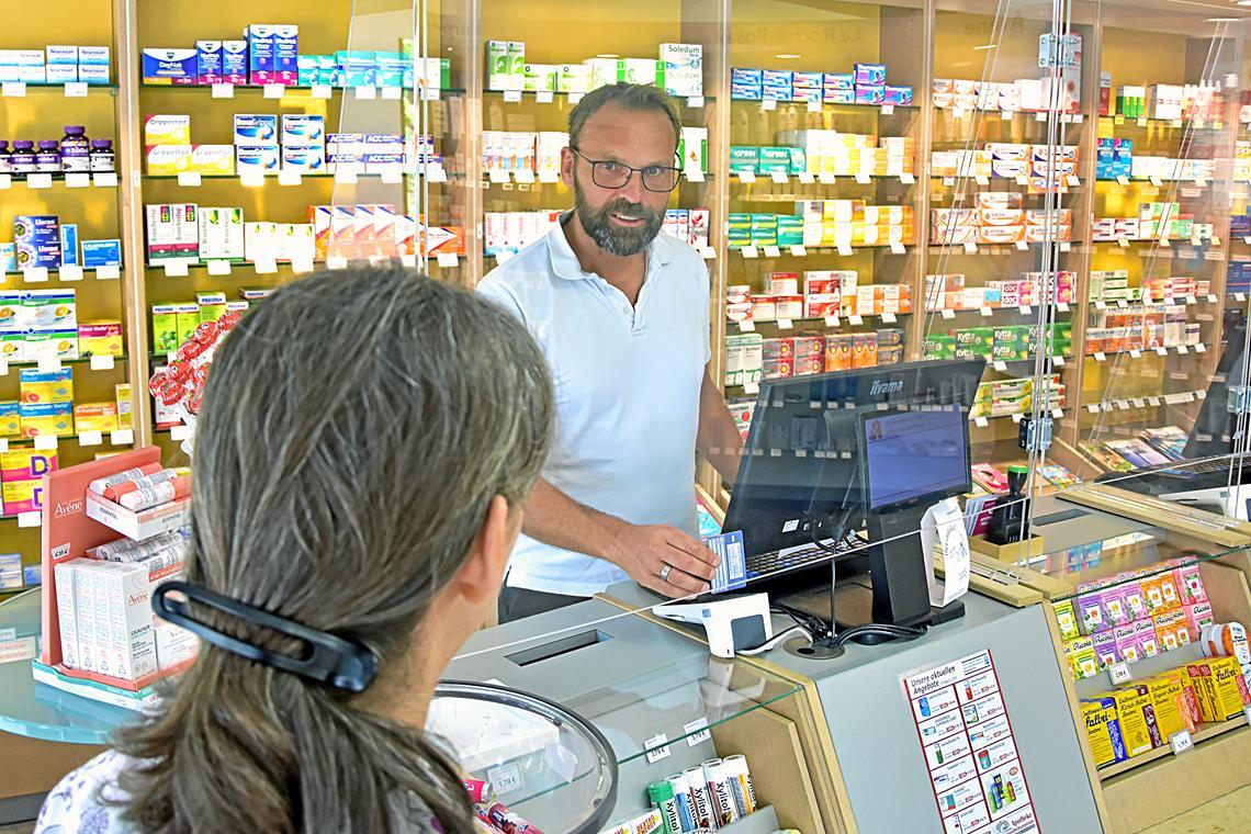 E-Rezept im Raum Backnang: Es läuft noch nicht rund Beim E-Rezept über die Krankenkarte oder die App hakt es noch oft, hat Apotheker Thomas Förster feststellen müssen. Foto: Tobias Sellmaier