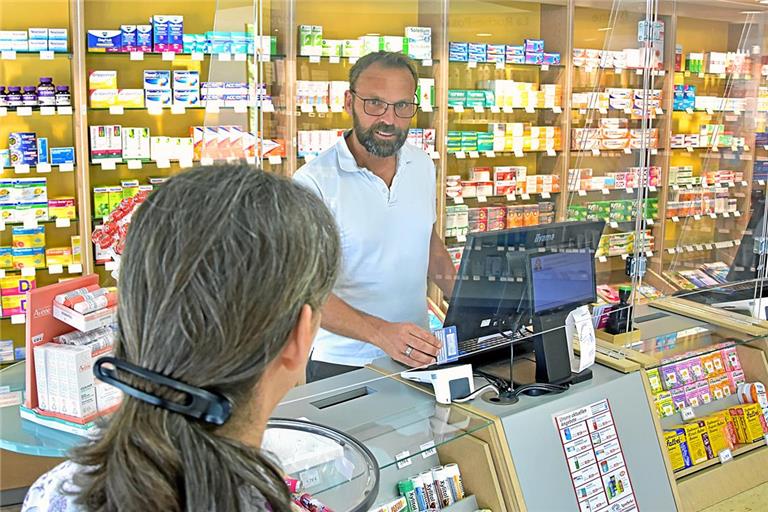 Beim E-Rezept über die Krankenkarte oder die App hakt es noch oft, hat Apotheker Thomas Förster feststellen müssen. Foto: Tobias Sellmaier