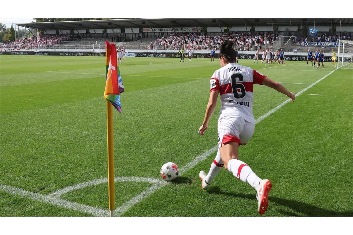 Beim Eckball von Chantal Hagel zeigt sich, dass es bei der Heimpremiere der VfB-Frauen auf der Gegengerade im Gazi-Stadion noch viele freie Plätze gegeben hat.