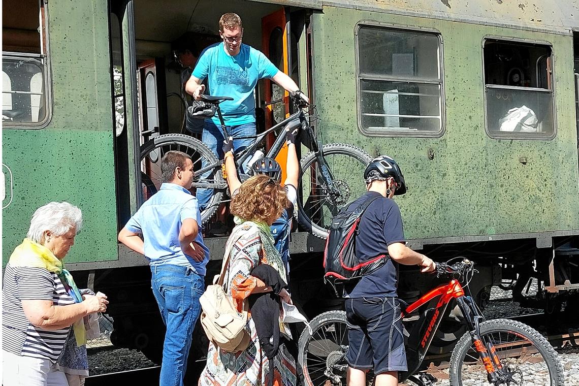 Nostalgie pur: Mit der Schwäbischen Waldbahn durchs Wieslauftal Beim Ein- und Ausladen von Kinderwagen und Fahrrädern brauchen die Fahrgäste Unterstützung. Barrierefreiheit war anno dazumal beim Bau der Waggons eher nebensächlich.