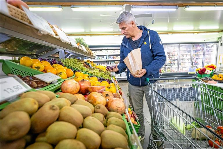 Beim Einkaufen findet Andreas Holz ein reichhaltiges veganes Angebot – nicht nur beim Obst und Gemüse. Foto: Alexander Becher