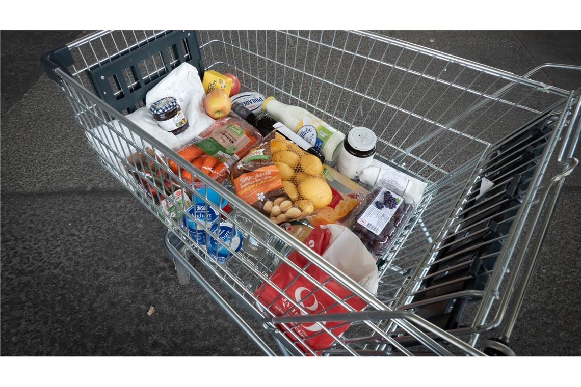 Beim Einkaufen merken Verbraucherinnen und Verbraucher die Teuerung. (Symbolbild)