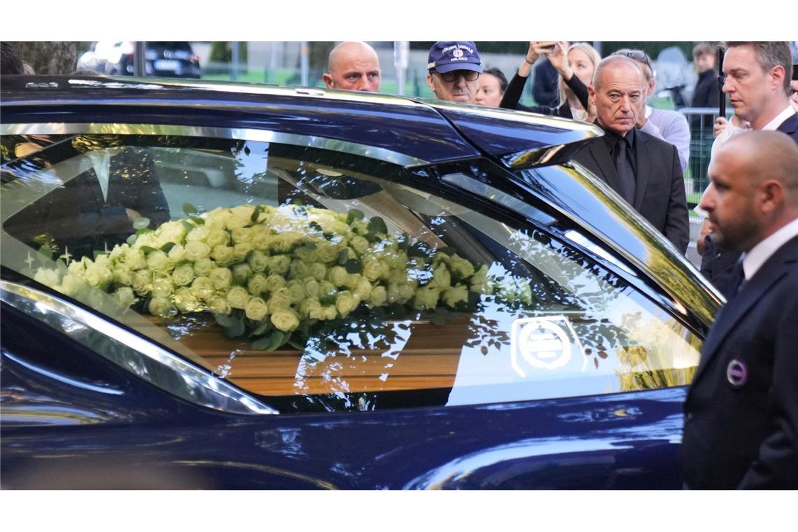 Abschied von Armani: Lange Schlangen am Sarg Beim Eintreffen des Sarges gab es Applaus.