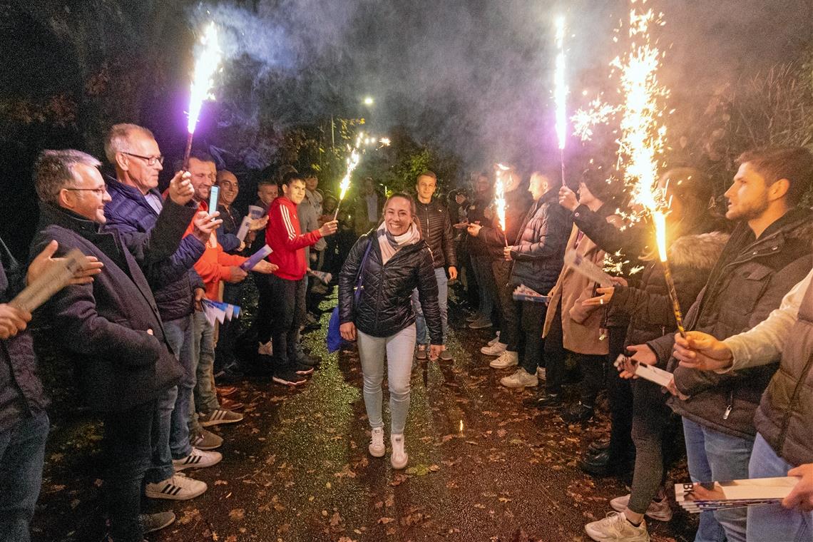 Beim Eintreffen von Katharina Menz stehen Vereinsmitglieder und Gäste des Empfangs Spalier. Foto: Alexander Becher