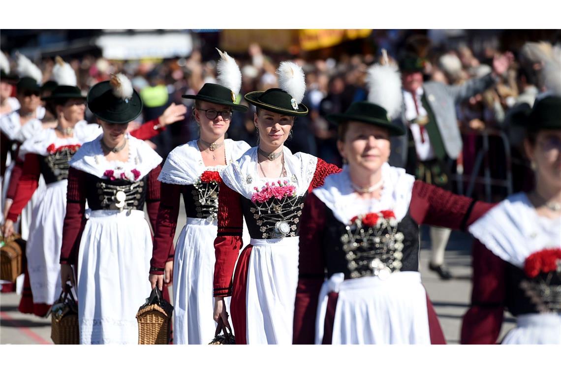 190. Oktoberfest: "Gegen die Krisen der Welt" Beim Einzug der Wiesnwirte waren auch viele Trachtengruppen dabei.