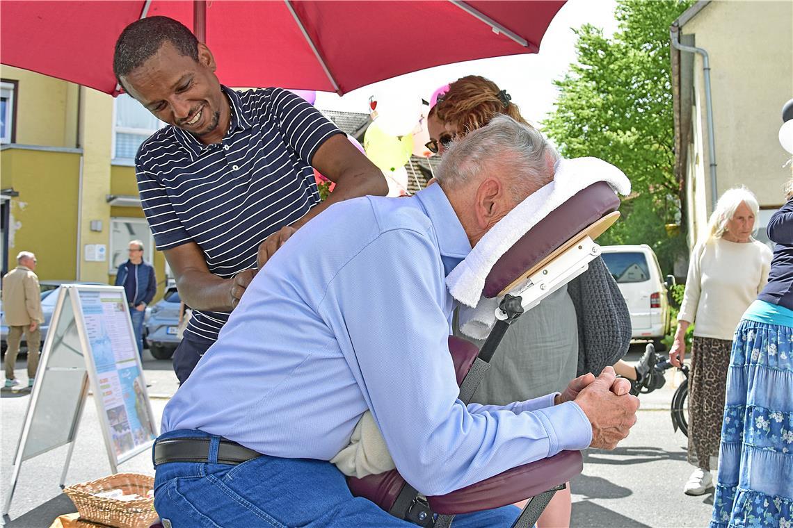 Beim Elia Lifestyle Center aus Althütte gibt es eine wohltuende Massage. Fleckas...