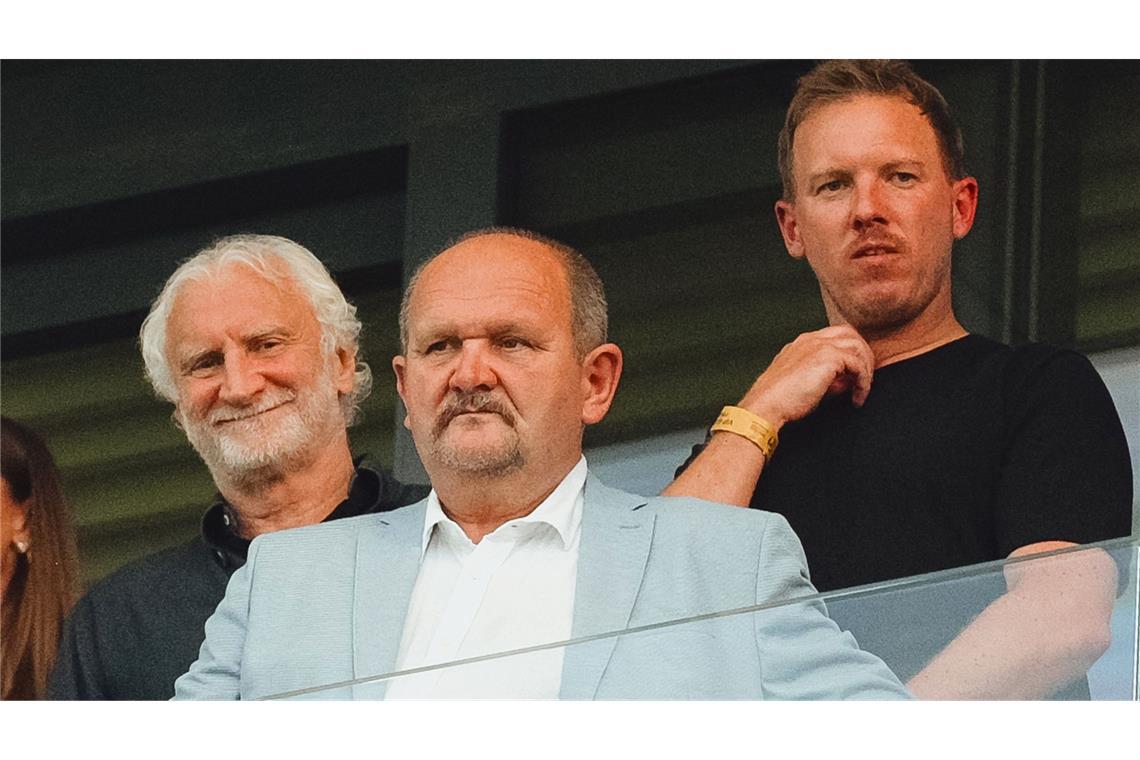 Hitze, Camp, Strapazen: Drastische WM-Lehren für Nagelsmann Beim EM-Finale der deutschen U21-Junioren waren Bundestrainer Julian Nagelsmann (r) und DFB-Sportdirektor Rudi Völler (l) vor Ort in der Slowakei.