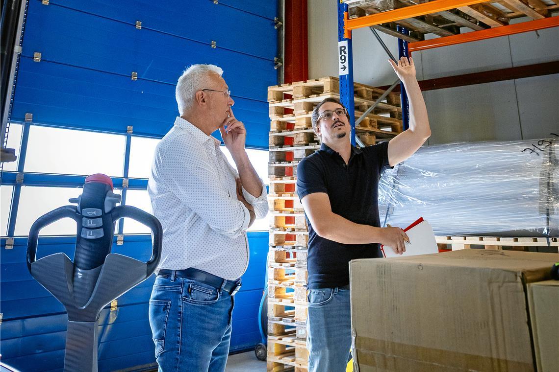 Beim Energiecheck zeigt Michael Schaaf (rechts) dem Hawa-Geschäftsführer Hans Ceskutti Optionen für eine PV-Anlage auf der Lagerhalle. Foto: Alexander Becher