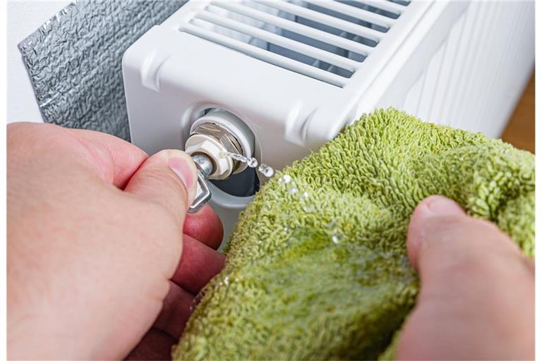 Darf man als Mieter die Heizung entlüften? Beim Entlüften der Heizung darf nicht zu viel Wasser abgelassen werden.