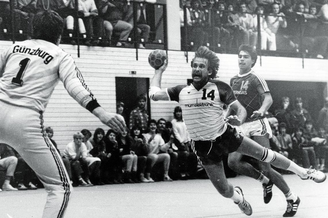 Teams mit großer Handballtradition rücken auf Beim Eröffnungsspiel der Gemeindehalle 1985 war der VfL Günzburg prominenter Gast von Andreas Böhle und dem TVO. Nun kehrt der einstige Erstligist als Drittliga-Aufsteiger sehr wahrscheinlich zurück. Es wäre das erste Duell um Punkte zwischen den beiden Vereinen. Foto: L. Fügner