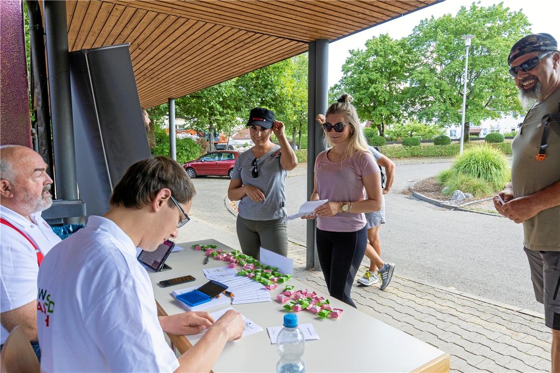 Beim ersten Aspacher Wandertag werden Stempel an den verschiedenen Stationen auf dem Gemeindegebiet fleißig gesammelt. Hier an der Hardtwaldhalle in Kleinaspach.