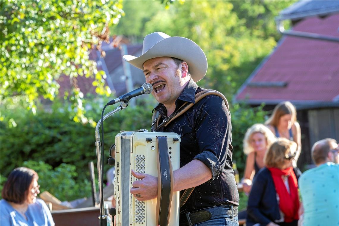 Liebe, Tod und Rum in Krisenzeiten Beim ersten der neuen Sandkastenfestspiele im Kabirinett zu Gast: Stefan Hiss . „Endlich wieder echte Musik“, freuen sich die Besucher. Foto: J. Fiedler