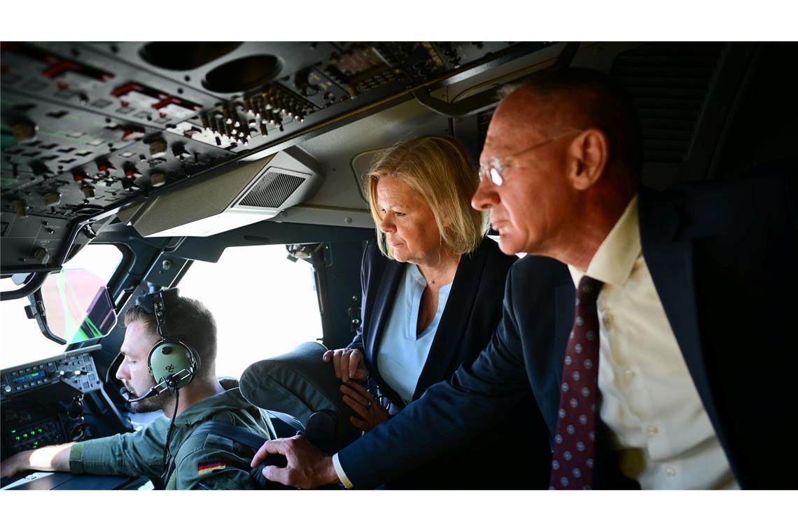Faeser holt geplatzten Kurzbesuch in Syrien nach Beim ersten Mal wurde die Reise im letzten Moment abgesagt. Diesmal klappt es mit dem Besuch von Faeser und Karner in Damaskus. In Syrien gab es in der Zwischenzeit einen Wechsel im Amt des Innenministers.