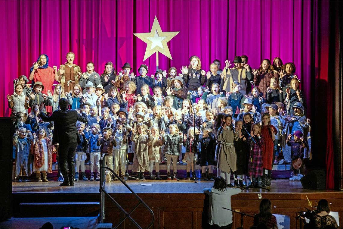 Heiligabend unter freiem Himmel Beim Familiengottesdienst in der Stadthalle begeisterten die Kinderchöre das Publikum mit einem Weihnachtsmusical. Fotos: A. Becher