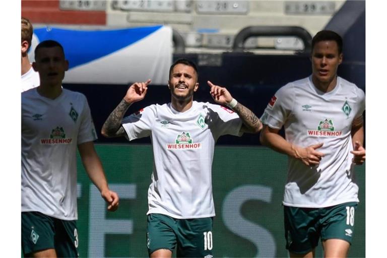 Beim FC Schalke 04 noch Werder-Torschütze, gegen Frankfurt zunächst auf der Bank: Leonardo Bittencourt (M.). Foto: Bernd Thissen/dpa-Pool/dpa