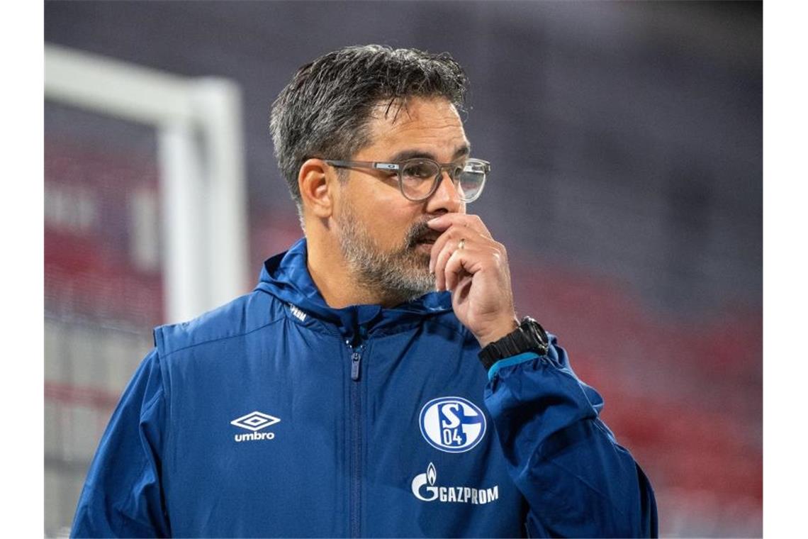 Beim FC Schalke gibt es einen neuen Corona-Fall. Laut Trainer David Wagner steht das Spiel gegen Werder aber nicht auf der Kippe. Foto: Matthias Balk/dpa