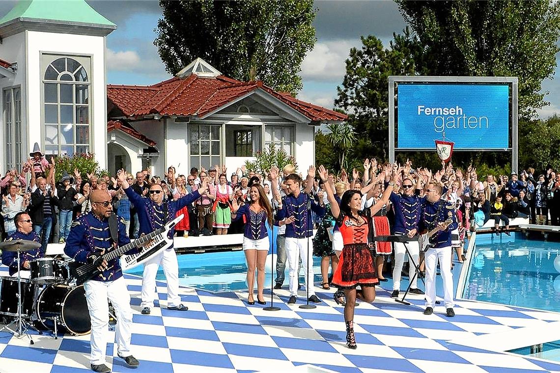Immer im Dienst der guten Stimmung Beim Fernsehgarten des ZDF mit Antonia aus Tirol. Mit der österreichischen Musikerin und Entertainerin hatten die Hofbräuregiment-Mitglieder und das Publikum viel Spaß. Foto: ZDF