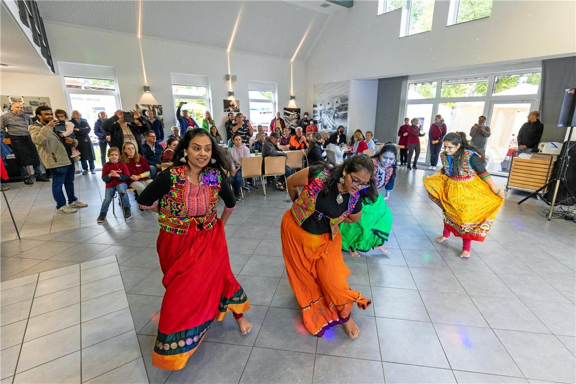 Beim Fest im indischen Dorf in Althütte wird auch ein Volkstanz aus Westindien aufgeführt.