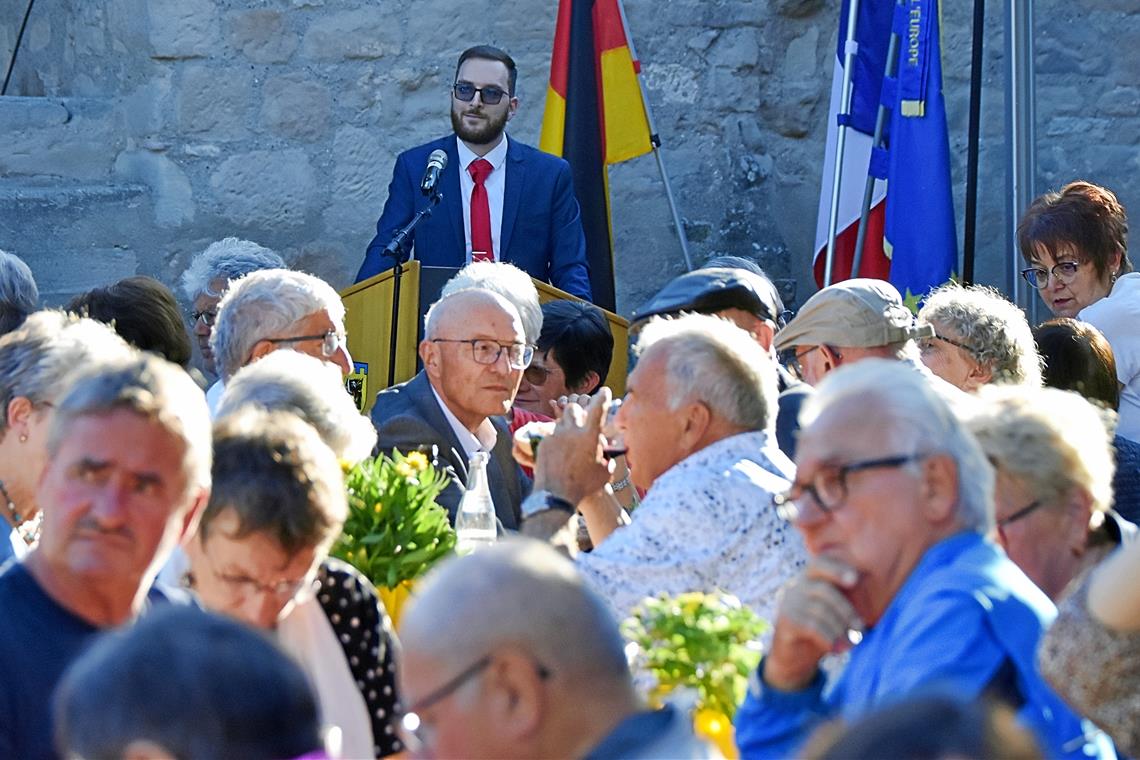 Beim Festakt stand der Rückblick auf 51 Jahre Auenwald im Mittelpunkt. Bürgermeister Kai-Uwe Ernst trug deshalb die französischen Nationalfarben Blau, Weiß, Rot, weil es auch um die Erneuerung der Partnerschaft mit Beaurepaire ging. Fotos: Tobias Sellmaier