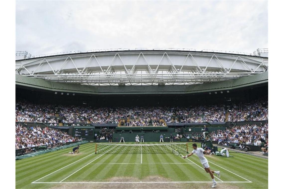 Beim Finale von Matteo Berrettini gegen Novak Djokovic (vorn) ist das Stadion in Wimbledon voll. Foto: Joe Toth/Aeltc Pool/PA Wire/dpa