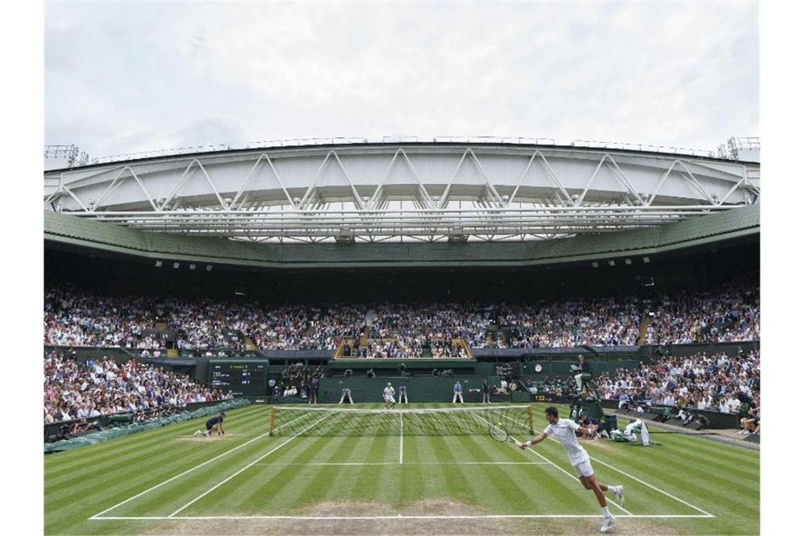 Djokovic stellt in Wimbledon Rekord ein und will mehr Beim Finale von Matteo Berrettini gegen Novak Djokovic (vorn) ist das Stadion in Wimbledon voll. Foto: Joe Toth/Aeltc Pool/PA Wire/dpa