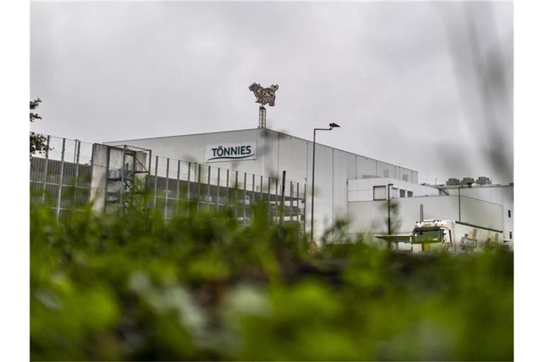Beim Fleischbetrieb Tönnies wird wieder in zwei Schichten gearbeitet. Foto: David Inderlied/dpa
