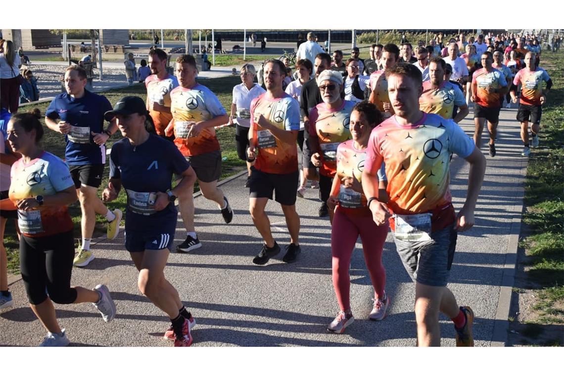 Beim Flugfeld Firmenlauf in Böblingen waren am zweiten Abend 1800 Läufer am Start.