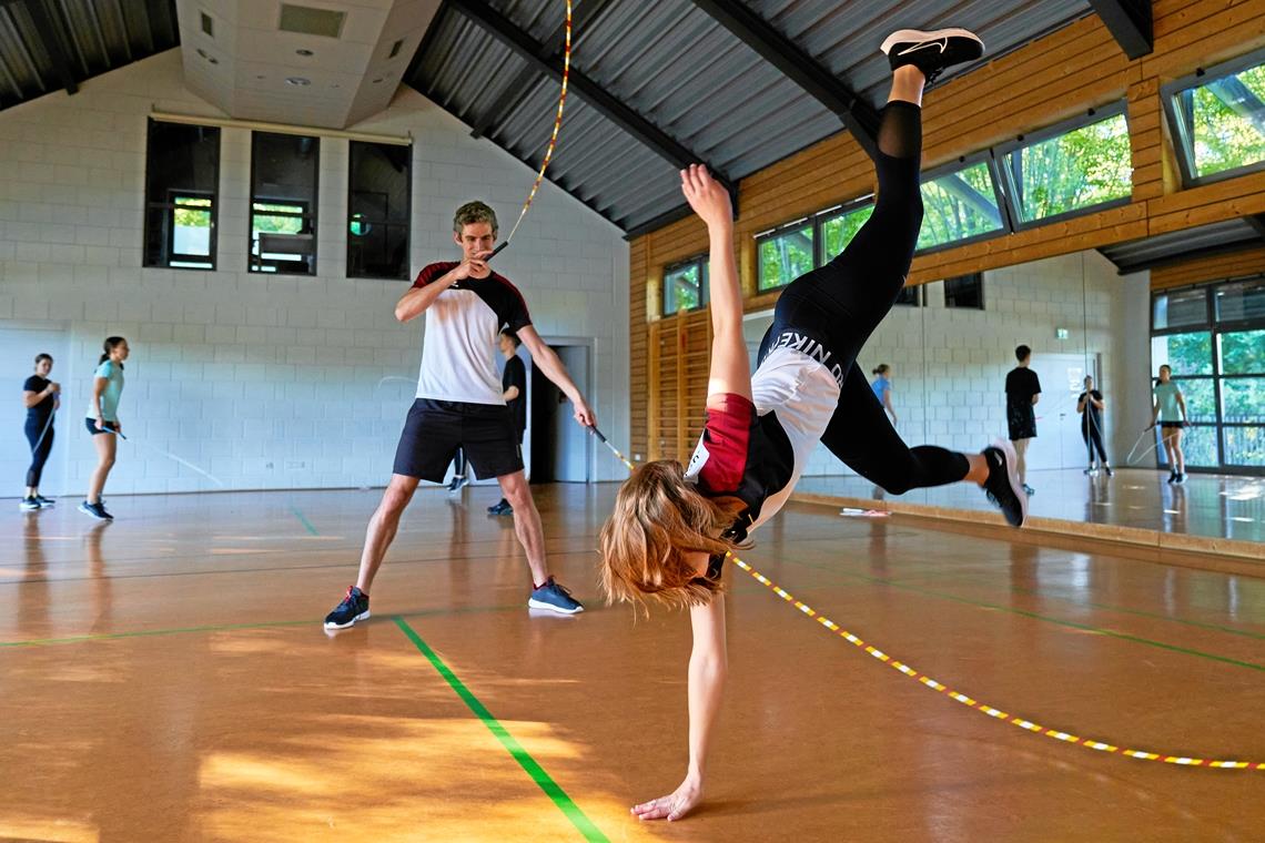 Rope-Skipping: Hohes Tempo, viel Erfolg und reichlich Spaß Beim Freestyle führen die Rope-Skipper eine akrobatische Kür zu Musik auf und springen gleichzeitig Seil. Foto: Eric Halbherr